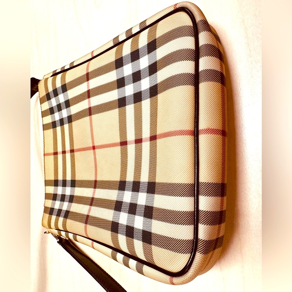 WOW POSHMARK - FESTIVAL READY Authentic Burberry Crossbody w/Hands-free Freedom! - Picture 7 of 12